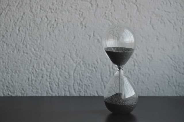 Hourglass clock waiting for E2 visa approval